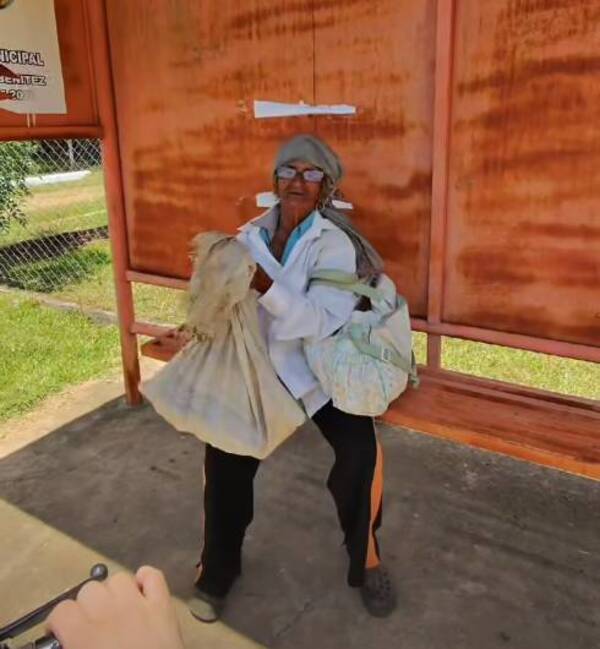 [VIDEO] Buscan ayudar a tierna abuelita que vende limones para sobrevivir