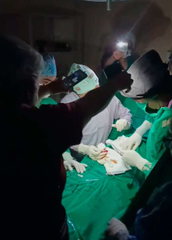 Realizan cirugía con luz de teléfonos porque el generador no funcionaba - Nacionales - ABC Color