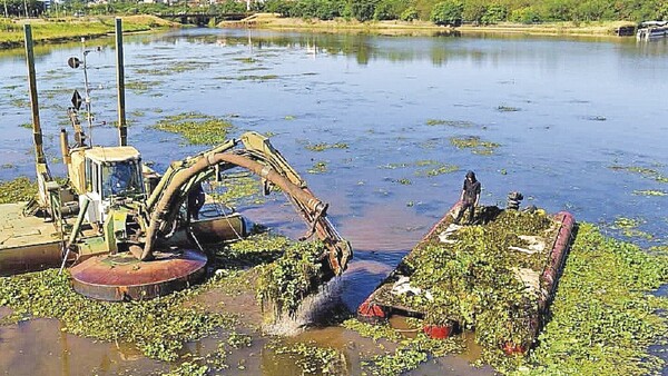 Draga refuerza limpieza de arroyo infestado en Encarnación