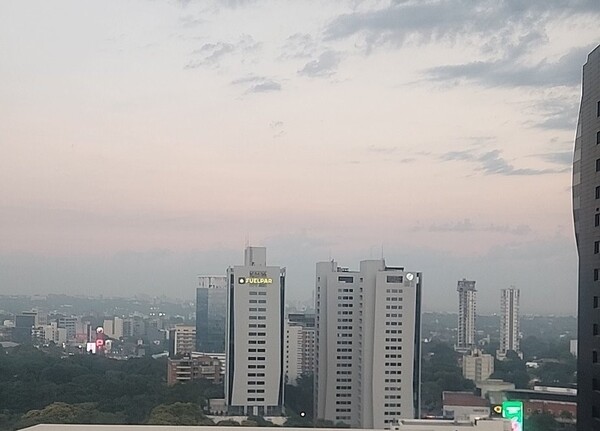 Asunción bajo una densa capa de humo tras diversos focos de incendio