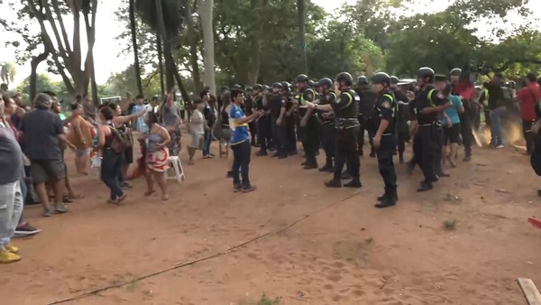 Disturbios durante desalojo en el asentamiento Primero de Marzo de Ypané