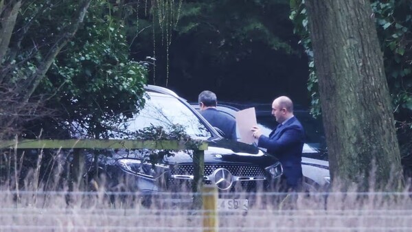 Las fotos del arresto del ex príncipe Andrés en el día de su cumpleaños