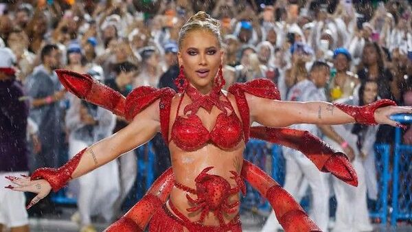 Popular / (VIDEO) ¡A la novia de Vinicius Jr. casi se le vio todito en el carnaval!