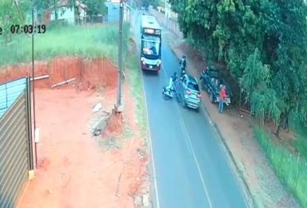 Popular / Motociclista murió tras caer frente a un colectivo y que le pasó encima