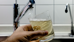 Agua turbia tras cortes de energía puede generar cuadros graves tanto en niños como en adultos