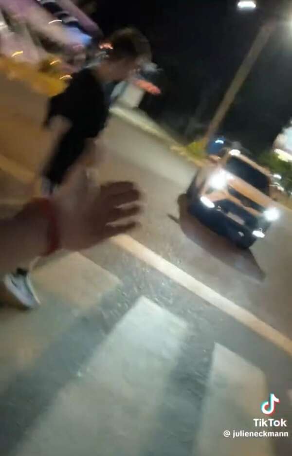 Video: tiktoker expone la falta de educación vial al intentar cruzar el paso peatonal - Nacionales - ABC Color