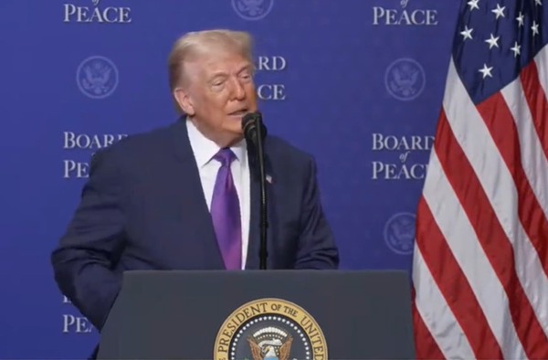 Trump bromea con Peña en la cumbre del “Board of Peace” y elogia su gestión ante líderes mundiales