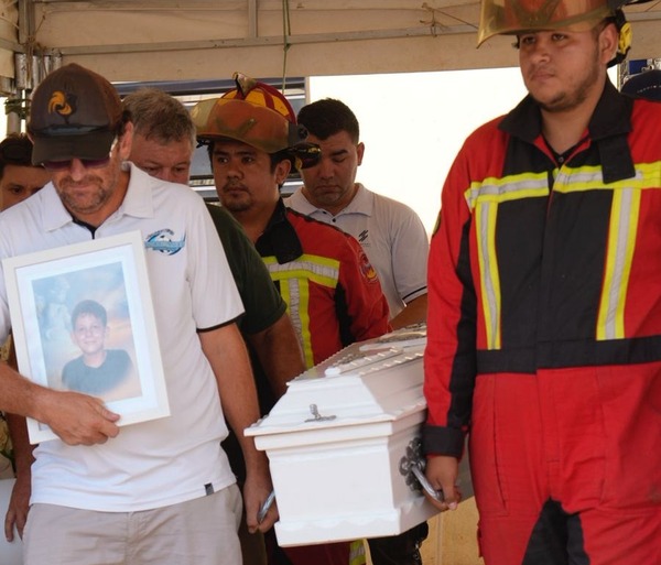 Emotiva despedida al pequeño Tobías, el niño arrastrado por un raudal - trece