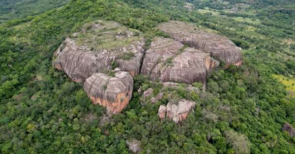 La Nación / Investigan caso de niña que fue hallada muerta al pie de un cerro en Paraguarí