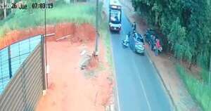 La Nación / Trágico accidente en Capiatá: motociclista chocó, cayó y fue arrollado por un bus