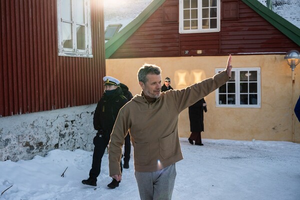 El rey de Dinamarca visita Groenlandia para expresar su apoyo