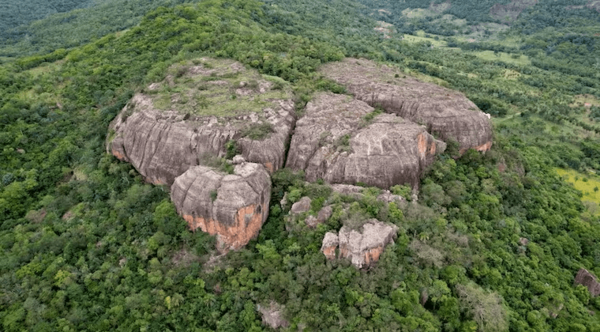Investigan caso de niña que fue hallada muerta al pie de un cerro en Paraguarí - Noticiero Paraguay
