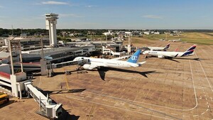 Huelga de funcionarios aeronáuticos en Argentina afecta a mil pasajeros en Paraguay