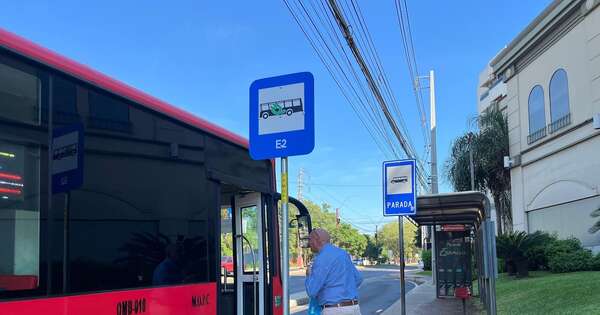La Nación / Buses eléctricos E2 solo permiten ascenso y descenso en paradas señalizadas