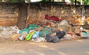 Basural en plena vereda •