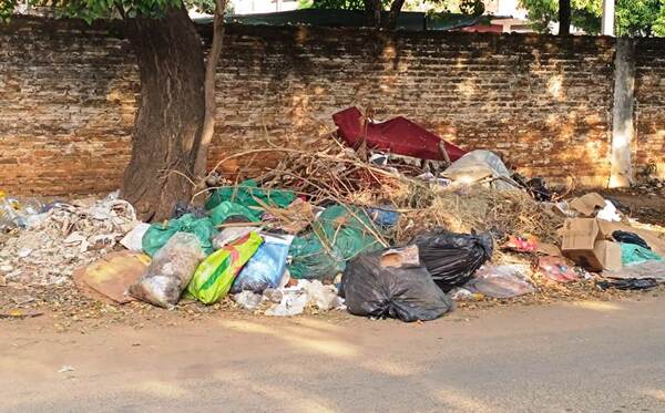 Basural en plena vereda •