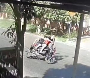 Denuncian derrame de aceite sobre asfalto en zona de San Lorenzo