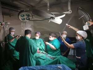 Otra cesárea “a oscuras”: médicos usaron luz de sus celulares en Clínicas - Nacionales - ABC Color