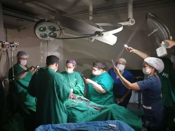 Otra cesárea “a oscuras”: médicos usaron luz de sus celulares en Clínicas - Nacionales - ABC Color