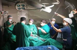 Cirugías con linternas de celulares en Hospital de Clínicas •