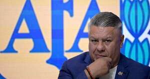 La Nación / Justicia prohíbe salir de Argentina al presidente de la AFA por supuesta evasión fiscal