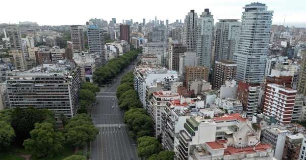 La Nación / Alto acatamiento a paro contra reforma de Milei