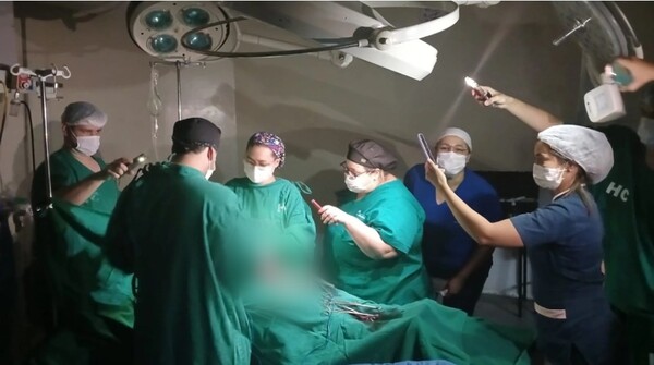 En Clínicas también se hizo una cesárea con luz de celulares por falta de energía eléctrica - Noticiero Paraguay