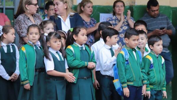 Proteger a niños y adolescentes: evitar actividades al aire libre durante las horas de mayor calor