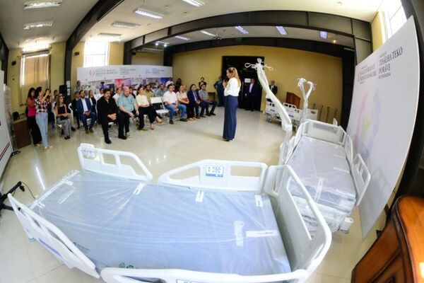 Gobierno fortalece terapias y urgencias con entrega de camas hospitalarias eléctricas