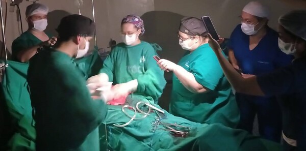 Otra cesárea con linternas de celulares, esta vez en Clínicas