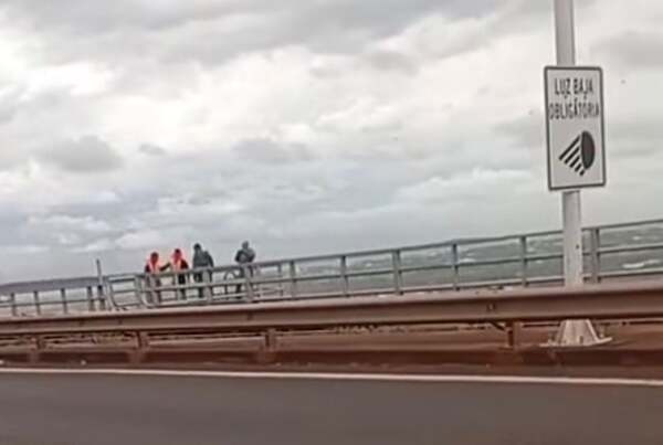 Rescatan a pescadores tras hundirse su canoa bajo el puente San Roque González