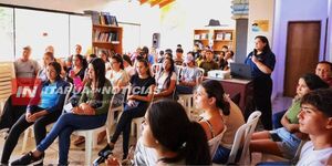 SECRETARÍA DE LA JUVENTUD IMPULSA CHARLAS SOBRE BECAS GOBERNACIÓN EN ITAPÚA