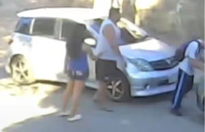 Taxista propina brutal golpiza a menor por salir con su hija