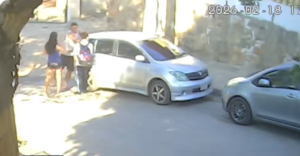 Brutal agresión de un hombre a un menor queda registrada en video