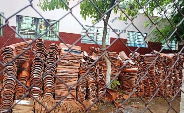 Niños iniciarán clases en medio de escombros en Escuela Carlos A. López •
