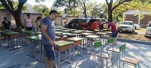 Vuelta a clases: Padres comprometidos con sus hijos, preparan el aula para el inicio del año escolar