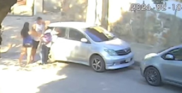 Taxista golpeó brutalmente a adolescente por celos de que acompañara a su hija