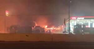 Diario HOY | Incendio de pastizal salió de control y alcanzó estación de servicio en Ypacaraí