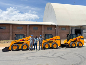 Automotor hace entrega de tres Minicargadores HYUNDAI HSL850-7A a YTL S.A.  - Amigo Camionero