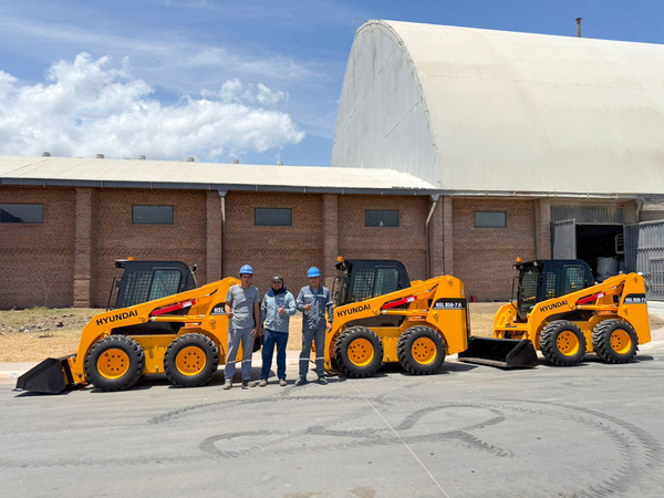 Automotor hace entrega de tres Minicargadores HYUNDAI HSL850-7A a YTL S.A.  - Amigo Camionero