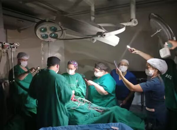 Otra cesárea "a oscuras" en Clínicas: médicos usaron celulares ante falla eléctrica