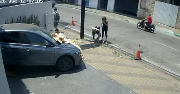 La Nación / Mujer que echó su billetera y fue recogida por desconocidos, apela a que le devuelvan sus documentos