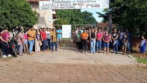 Padres se manifiestan en escuela de Yby Yaú y exigen retorno o renuncia de docente - Concepción al Día