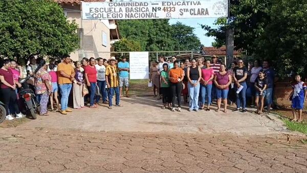 Padres se manifiestan en escuela de Yby Yaú y exigen retorno o renuncia de docente - Concepción al Día