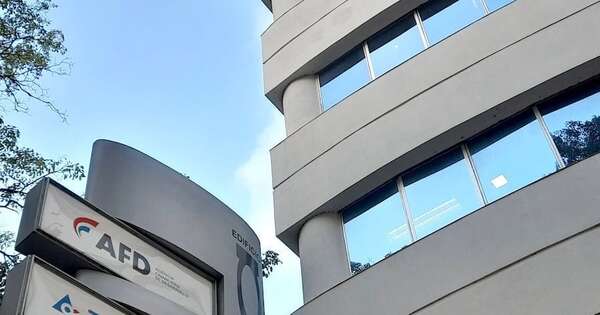 S&P mejora la perspectiva de la AFD y la acerca al grado de inversión