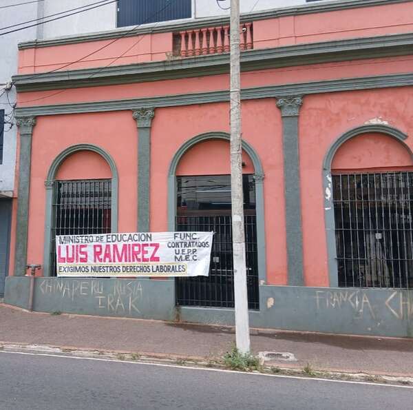 Funcionarios contratados del MEC denuncian retraso en pago de salarios y otras irregularidades - Nacionales - ABC Color