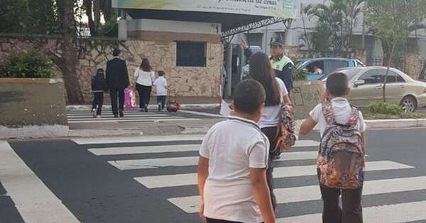 Diario HOY | Niños regresan a clases y desde Salud instan a evitar peso excesivo de mochilas