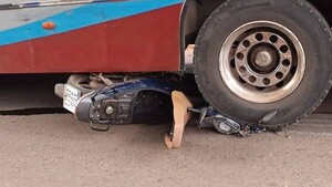 Adolescente sin licencia de conducir sale ileso de un choque en Caacupé