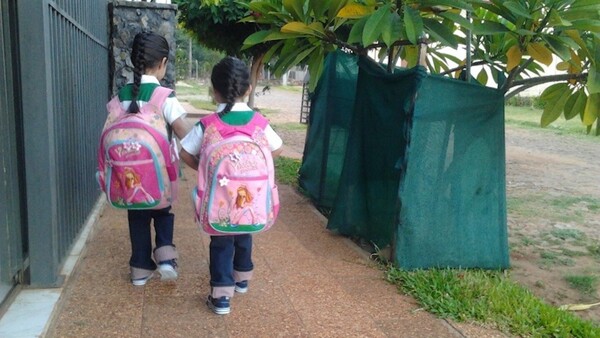 Vuelta a clases: La mochila ideal, peso correcto y cuidados para la espalda
