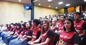 La Nación / Unae entregó becas a bachilleres de Itapúa